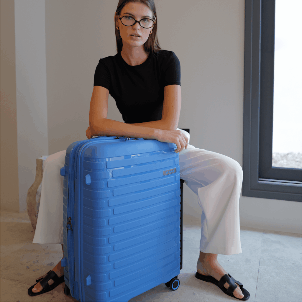 Woman with 55 cm SODA expandable suitcase, space when you need it