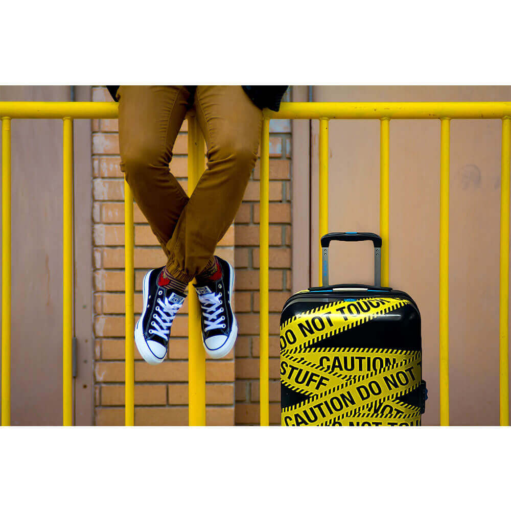 Caution_0005_CAUTION_Teen En la cerca amarilla