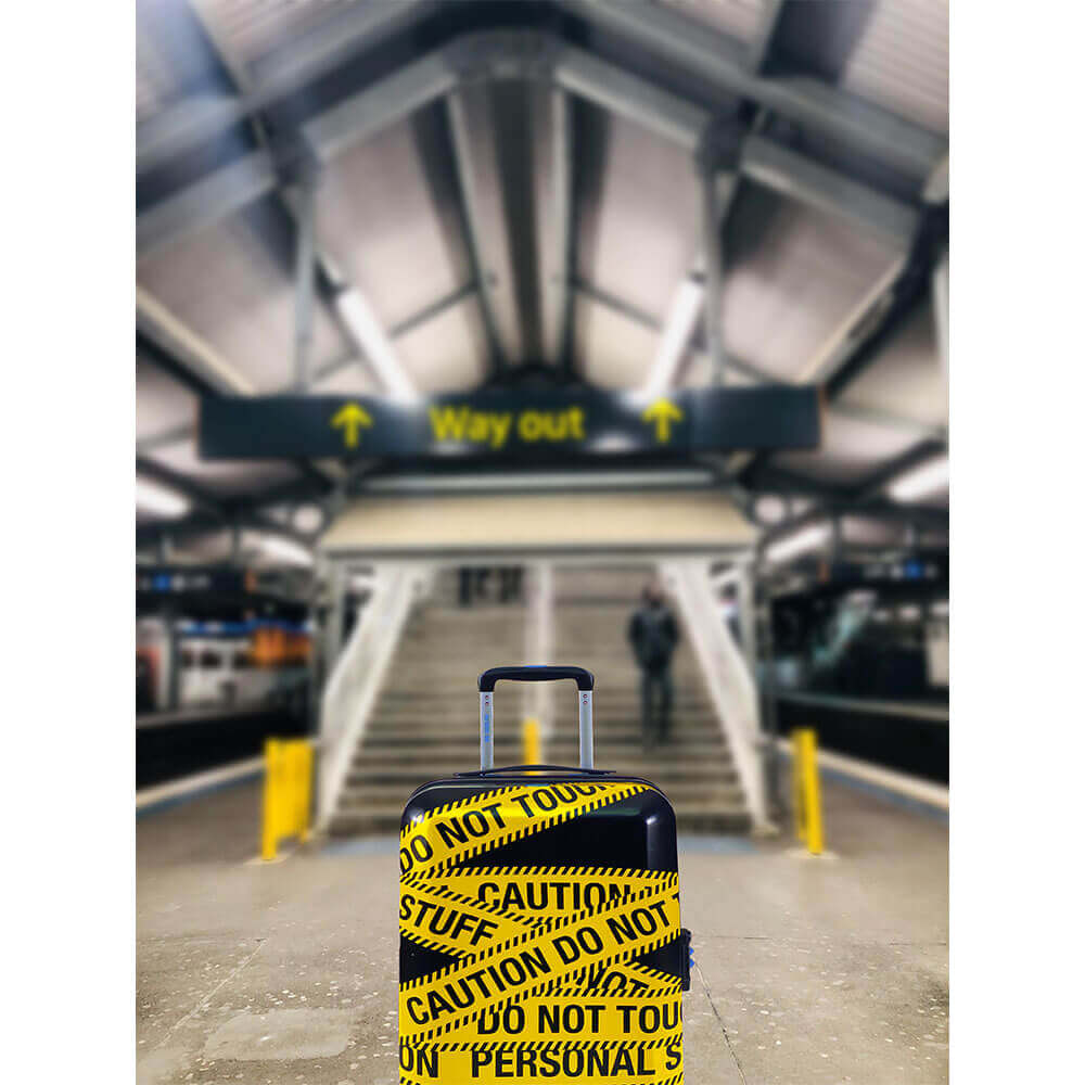 Caution_0006_Proud PRECAUCIÓN en la estación de metro